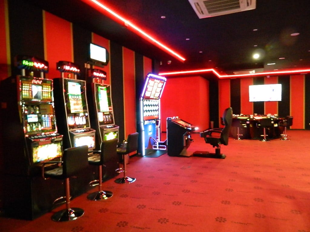 Salas de juego y apuestas acondicionadas para perder la noción del tiempo.
