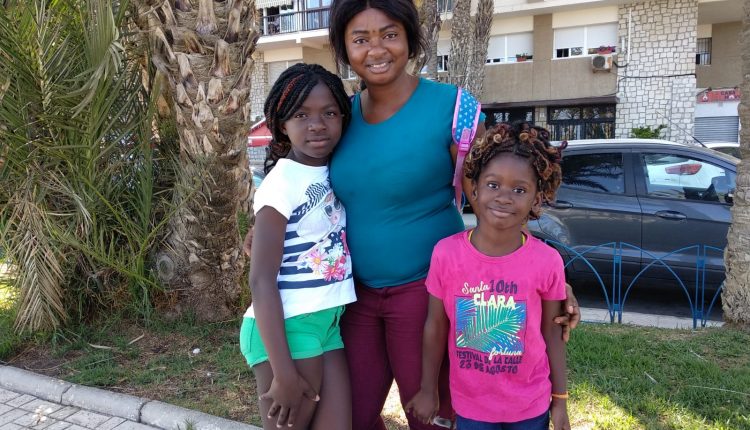 Sandrine y sus hijas posan seis meses después de ser rescatadas.