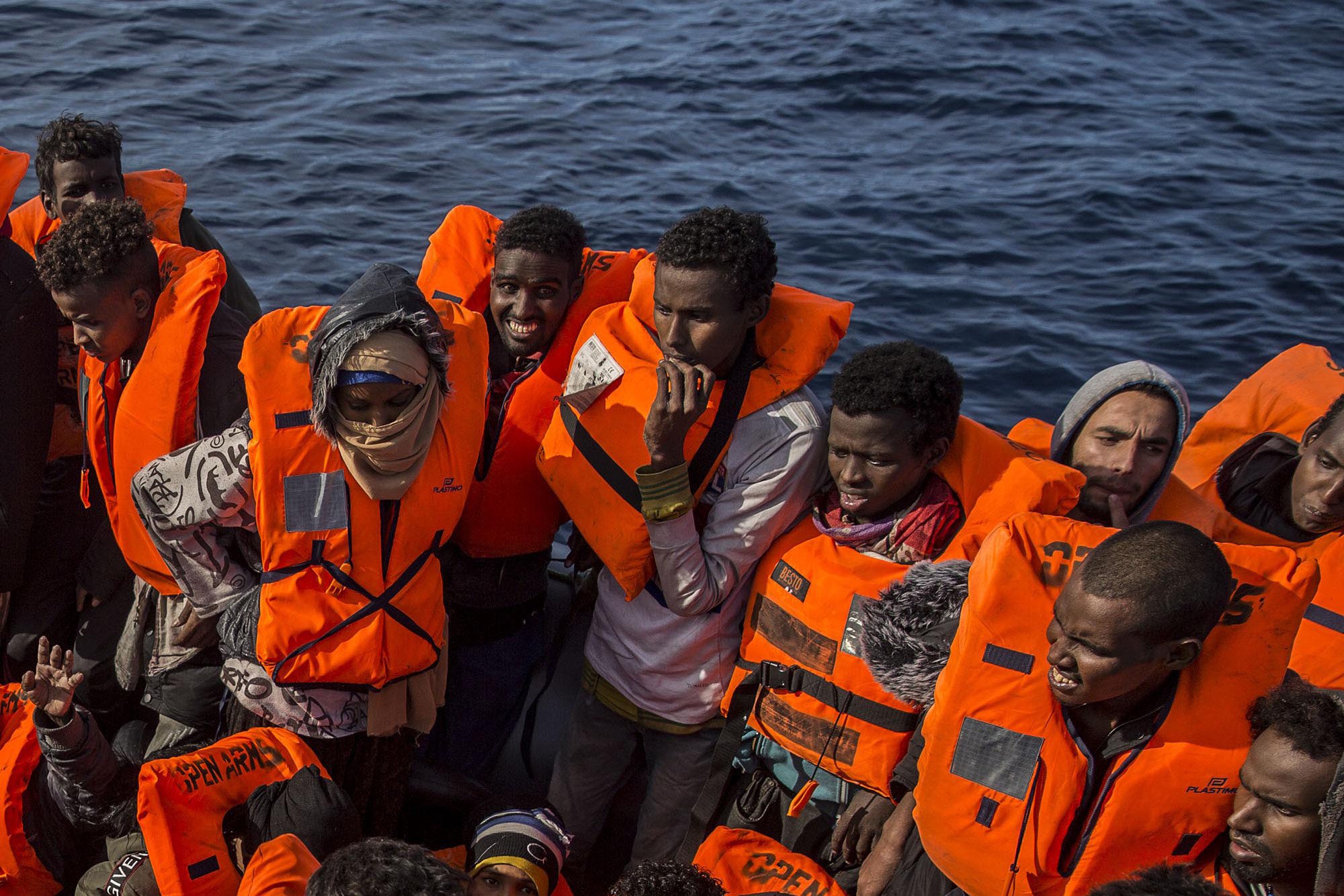 Abdi (con pañuelo rojo atado al cuello) ataviado con el chaleco salvavidas que le ofrecieron los equipos de Open Arms, durante la maniobra de rescate el pasado 21 de diciembre en aguas internacionales frente a la costa de Libia
