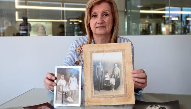 Tolita Riera sostiene una foto en la que aparecen su abuela Margalida y su abuelo Antoni junto a sus dos hijas, Francisca y Antonia”./ Laura Martínez (Women’s Link Worldwide)