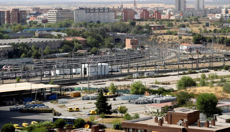 Vista general de los terrenos de la estación de Chamartín, espacio en el que comenzará la Operación Chamartín