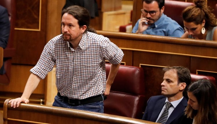 Pablo Iglesias y Jaume Asens (En Comú Podem), atrás Alberto Garzón (IU). Ballesteros (EFE)