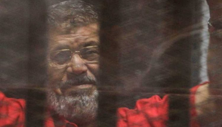 El expresidente egipcio, Mohamed Morsi, juzgado en el Cairo (Egipto) en 2016./
