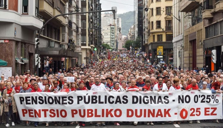 Vista de la manifestación convocada este lunes por el movimiento de pensionistas de Bizkaia, en plenas fiestas de Bilbao, para reclamar unas pensiones públicas "dignas". otoño caliente