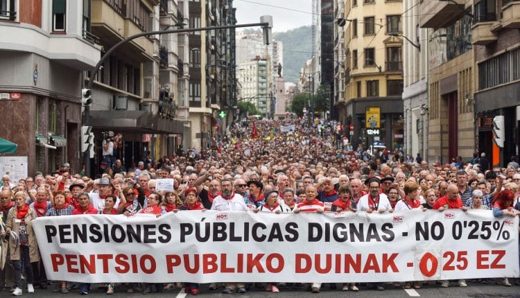 Vista de la manifestación convocada este lunes por el movimiento de pensionistas de Bizkaia, en plenas fiestas de Bilbao, para reclamar unas pensiones públicas "dignas". otoño caliente