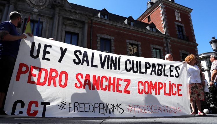 Protesta en Exteriores por el Open Arms