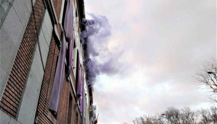 Activistas de la Ingobernable lanzan botes de humo morado durante el 8M de este año. / M.F.S.