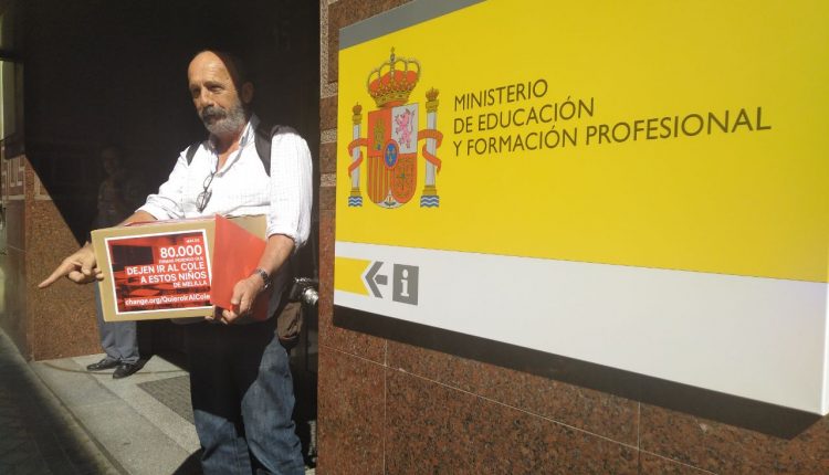 El presidente de PRODEIN, José Palazón, justo antes de registrar las firmas en el Ministerio de Educación./ M.F.S.