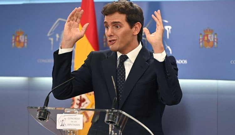 El presidente de Ciudadanos, Albert Rivera, durante la rueda de prensa ofrecida esta tarde en el Congreso de los Diputados, tras su audiencia con el rey Felipe./ Fernando Villar (Efe) dimisionarios