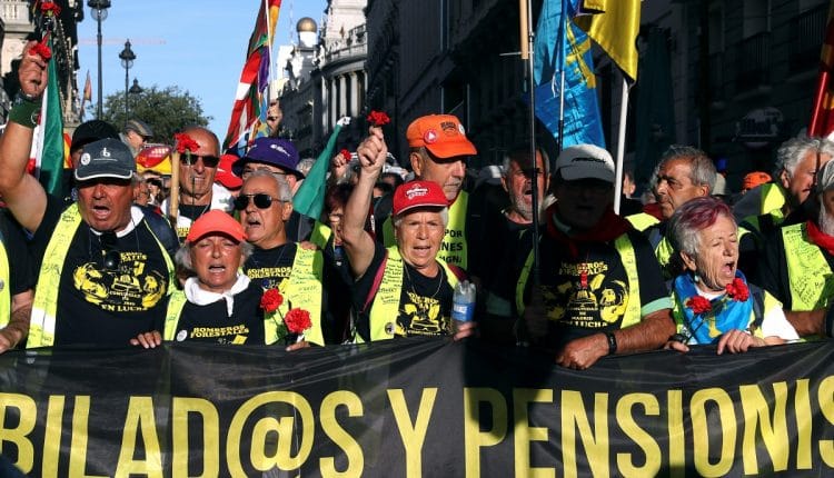 Decenas de pensionistas han culminado este martes en la Puerta de Sol de Madrid la marcha a pie que iniciaron hace tres semanas en Rota (Cádiz) y Bilbao.