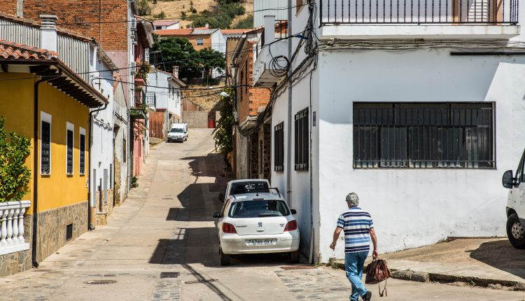 El alcalde y pediatra de Logrosán, Juan Carlos Hernández, dirigiéndose al centro de salud de la localidad extremeña.