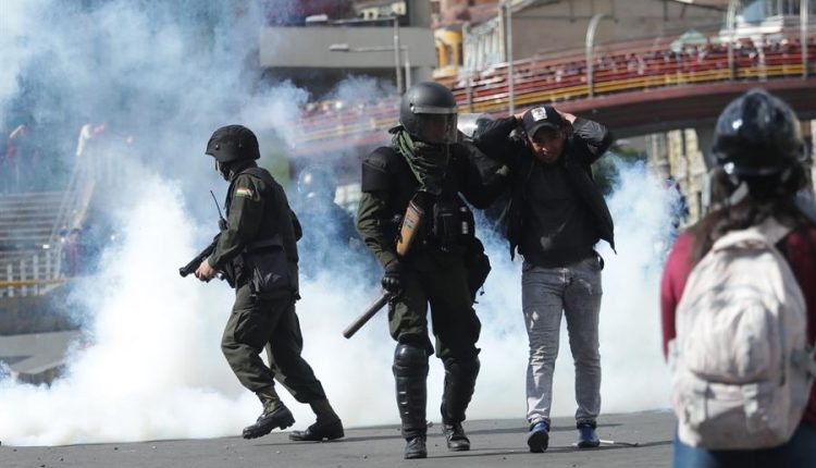 Policía de Bolivia dispersa con gases lacrimógenos una multitudinaria marcha con los féretros de varios de los fallecidos, el pasado 19 de noviembre./ Efe