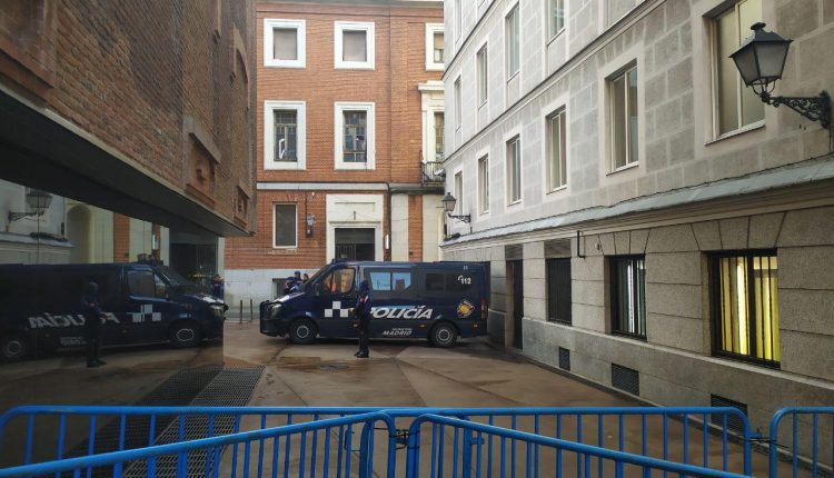 Imagen de la puerta de La Ingobernable, vallada por la Policía Municipal. / cuartopoder