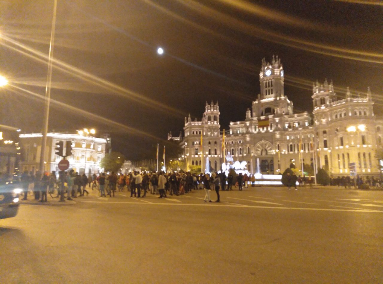 Los manifestantes a su paSo por Cibeles./ M.F.S.