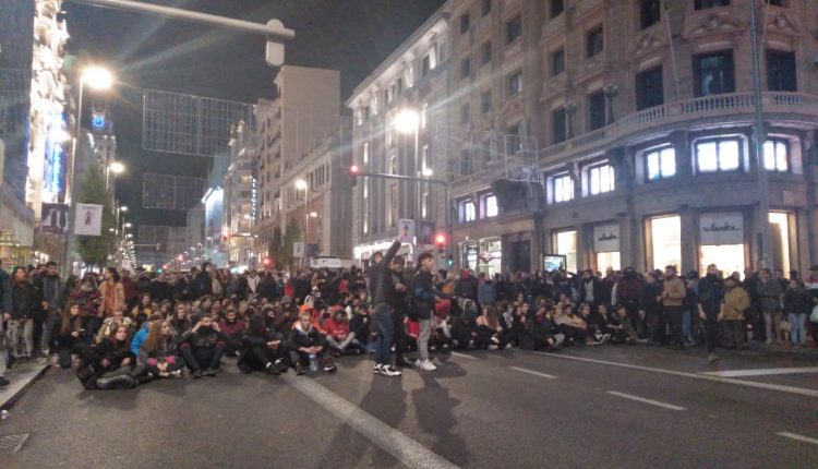 Los manifestantes realizan una sentada en la Gran Vía a la altura Callao./ M.F.S.