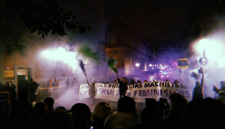 Bengalas en la marcha feminista en Madrid de este 22-N./ Cedida