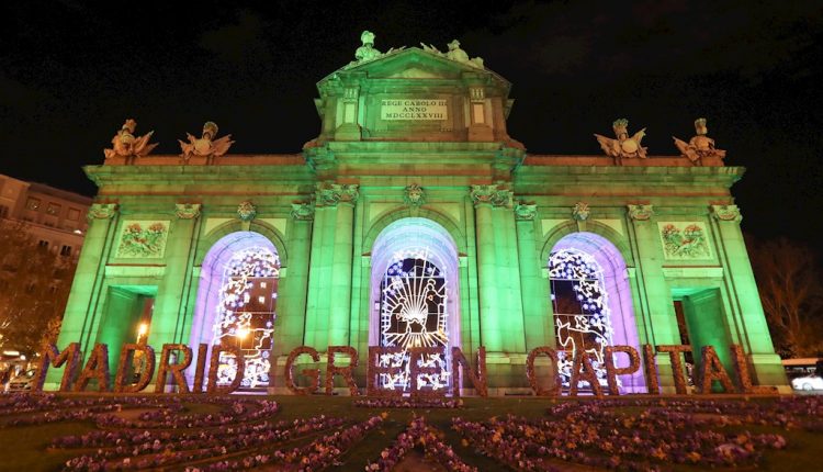 La Puerta de Alcalá, en Madrid, iluminada de verde con motivo de la celebración de la Cumbre del Clima en la capital de España. EFE/Kiko Huesca