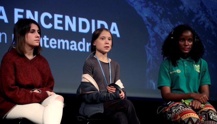 La joven activista climática de 16 años Greta Thunberg (c), junto a la activista de Juventud por el Clima-Fridays for Future España Shari Crespi (i) y la compañera de FFF Uganda Vanessa Nakate durante la rueda de prensa que han ofrecido este viernes en la Casa Encendida de Madrid . EFE/Kiko Huesca