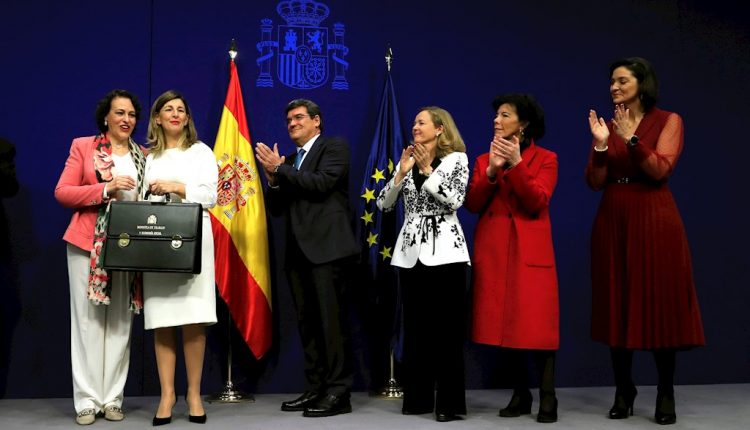 La nueva ministra de Trabajo, Yolanda Díaz recibe la cartera de manos de la ministra saliente, Magdalena Valerio junto con el nuevo ministro de Seguridad Social, Inclusión y Migraciones, José Luis Escrivá Belmonte, la Vicepresidenta de Asuntos Económicos y Transformación digital, Nadia Calviño, la ministra de Educación y Formación Profesional, Isabel Celaá y la ministra de Industria, Comercio y Turismo, Reyes Maroto durante la toma de posesión de su cargo. EFEFernando Alvarado  