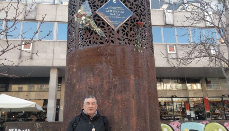 Manuel Ruiz junto a la placa que rinde homenaje a Arturo Ruiz./ M.F.S.