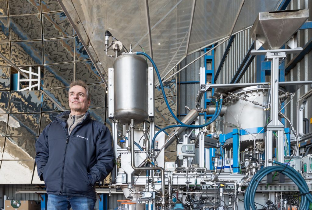 Thorsten Denk junto a su reactor de fluidización de partículas dentro el horno de energía solar en la PSA de Tabernas, Almería.