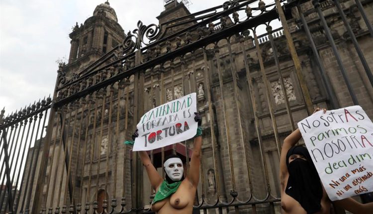 Mexicanas protestan frente a la catedral de México./ Sáshenka Gutiérrez (Efe)