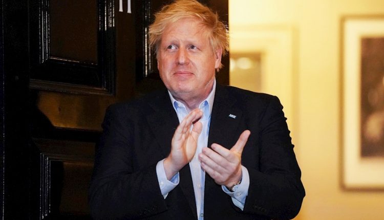 El primer ministro de Gran Bretaña, Boris Johnson, aplaudiendoen Downing Street en Londres, Gran Bretaña. /EFE   