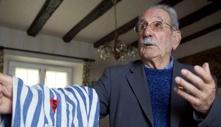 Vicente García Riestra, superviviente de Buchenwald, con el pijama de rayas con la insignia de los españoles./ Carlos Hernández