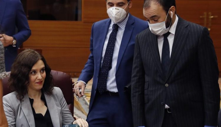 La presidenta de la Comunidad de Madrid, Isabel Díaz Ayuso, junto al vicepresidente de la Comunidad, Ignacio Aguado y el consejero de Economía, Empleo y Competitividad, Manuel Giménez (d) antes del comienzo de pleno en la Asamblea de Madrid este miércoles./ Ballesteros/Efe