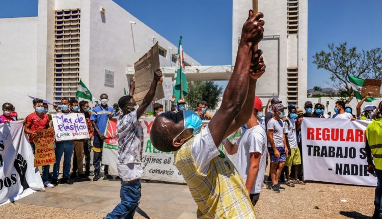 Protesta por la regularización de los trabajadores del campo en Almería de este domingo 21 de junio./ Tara Mateu