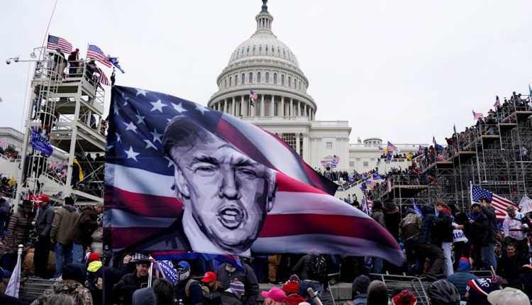 Manifestantes pro Trump asaltan el capitolio