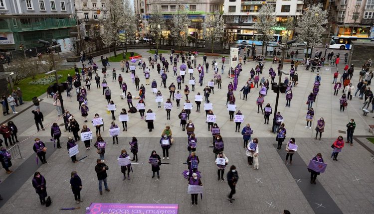 8M en la plaza del ayuntamiento de Santander con motivo de la celebración del Día Internacional de la Mujer. / Pedro Puente Hoyos (Efe)
